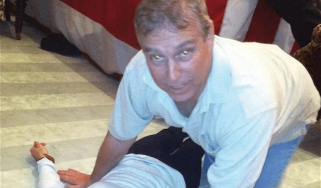 "عيد ميلاد أسود" في لندن... "إبستين" يُطيح بشقيق ملك بريطانيا