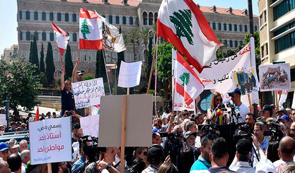 موظَّفو القطاع العام يواصلون الإضراب ويطالبون بزيادة عادلة للرواتب وتعويضات عن ساعات العمل