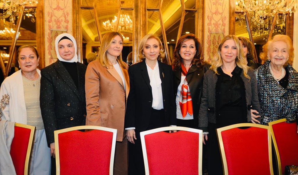 السيدة سحر سلام ونجوى رمضان يتوسطان أعضاء اللجنة وتبدو إلى الشمال مي مخزومي