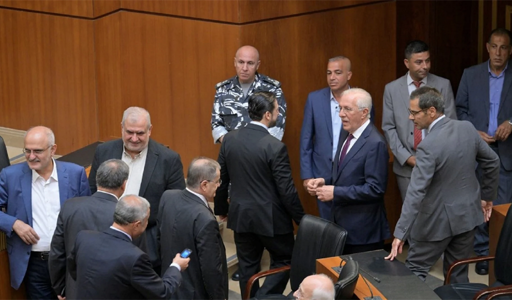 قيادي في حزب الله: لا خيار إلّا المقاومة والثنائي يربط التمديد للمجلس النيابي بوقف العدوان وإعادة الإعمار وتحرير الأسرى