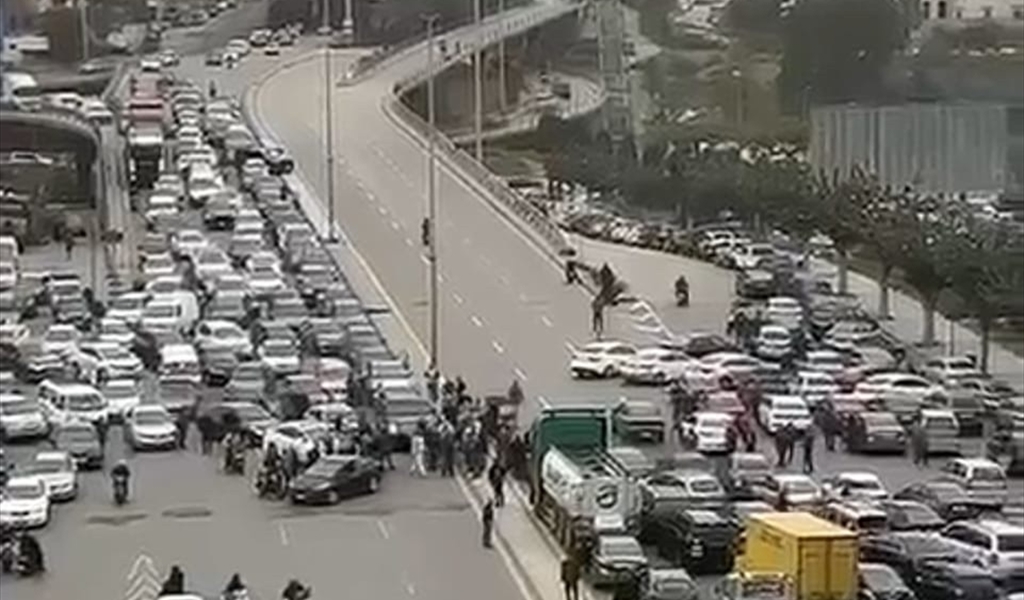 قطع جسر الرينغ احتجاجا على الضرائب الجديدة (محمود يوسف)