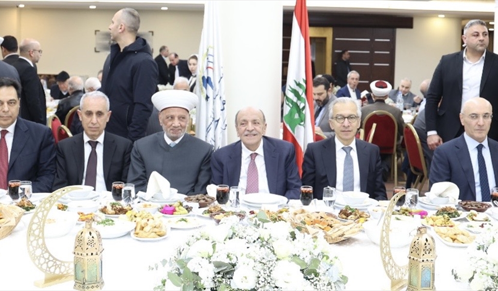 المفتي دريان متوسطاً من اليمين النائب خواجة ،الرئيس دياب، الشيخ عساف، النائب بدر،  ومن اليسار الوزان ،الوزير البساط، الوزير الحجار، النائب مخزومي، النائب الصايغ