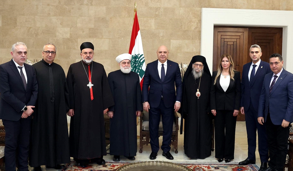 الرئيس عون متوسطاً الوفد الطرابلسي