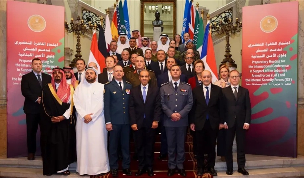 الوزير المصري بدر عبد العاطي متوسطاً العماد هيكل واللواء عبد لله، ولودريان، والوزير محمد الخليفي، والامير يزيد بن فرحان وممثلون للأمم المتحدة ودول أوروبية وعربية وأممية