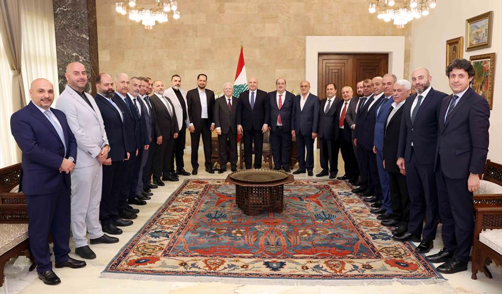 الرئيس عون متوسطاً وفد بلديات زحلة