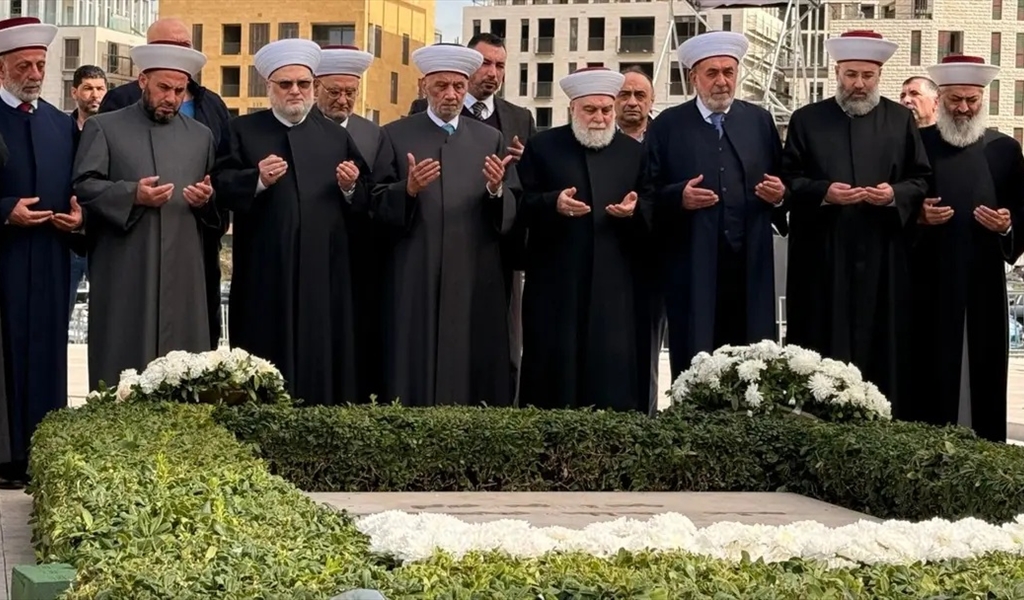 المفتي دريان والمفتون والعلماء يتلون الفاتحة على الضريح (محمود يوسف)