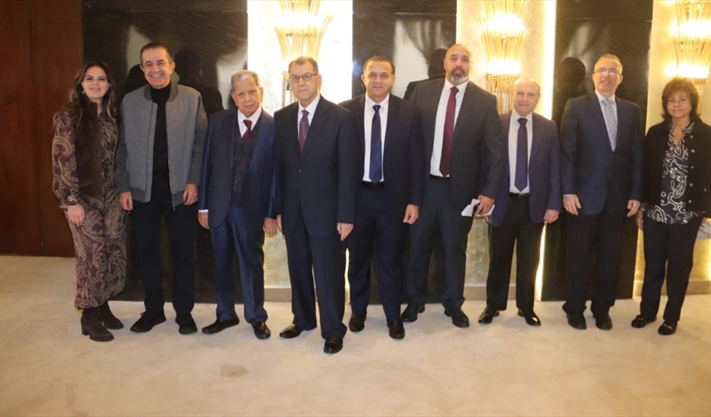 النائب السابق محمد الأمين عيتاني يتوسط أعضاء الجمعية خلال الفطور