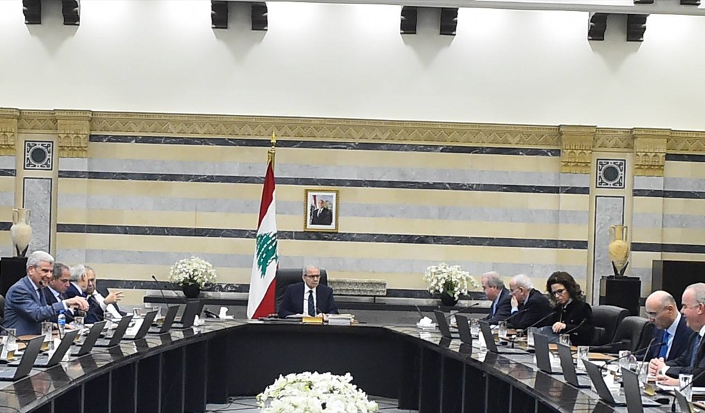 الرئيس سلام مترئساً جلسة مجلس الوزراء في السراي (محمود يوسف)