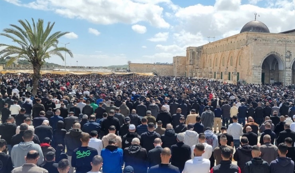مصلّون في الأقصى