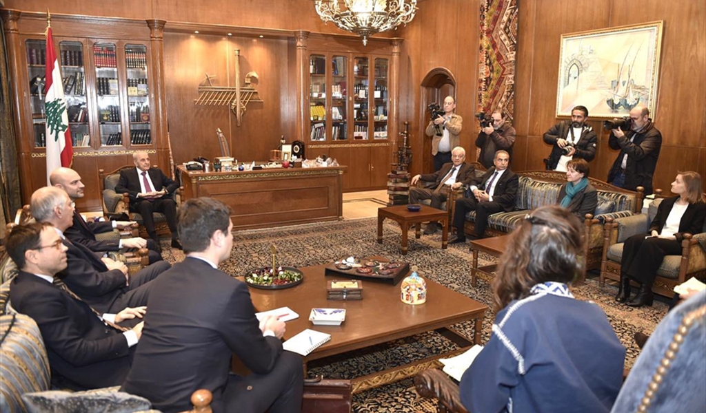 الرئيس بري مستقبلاً الوزير بارو والوفد المرافق ( محمود يوسف)