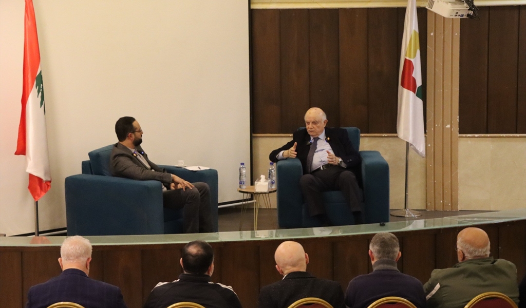 الأستاذ صلاح سلام يتحدث والمحامي خالد طقوش في اللقاء الحواري