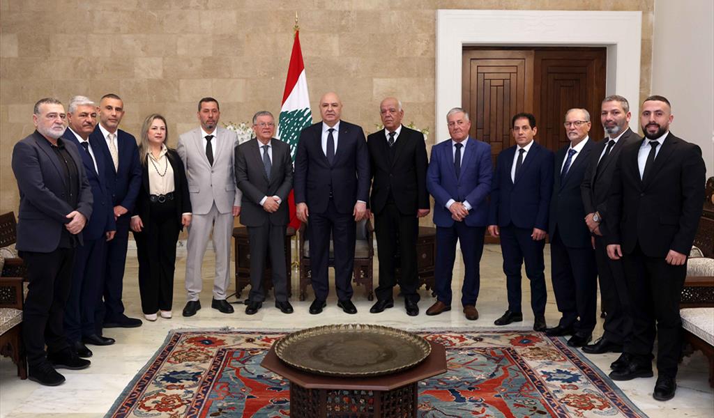 الرئيس عون متوسطاً وفد المجلس البلدي في رميش الجنوبية