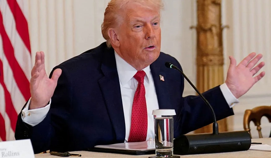 ترامب يتحدث أمس  للصحفيين