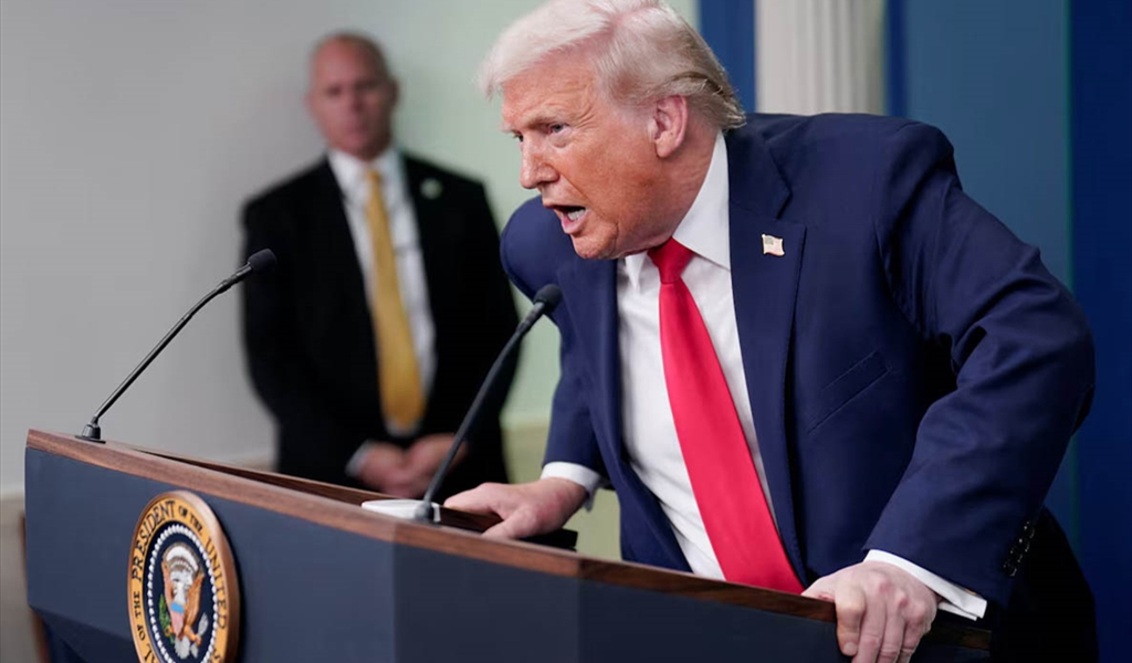 ترامب يتحدث للصحافيين