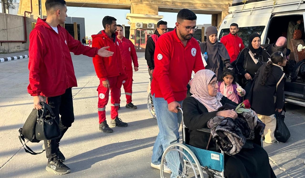مرضى فلسطينيون في طريقهم للخروج عبر معبر رفح