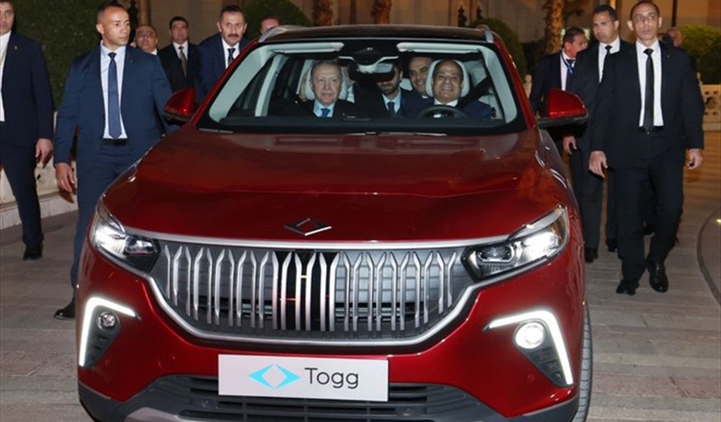 بالصور: الرئيس التركي رجب طيب اردوغان يهدي الرئيس المصري عبد الفتاح السيسي سيارة "توج" الكهربائية، صناعة تركية خالصة، وهذه عادته في زياراته الخارجية، اعتزازا بفخر الصناعة التركية