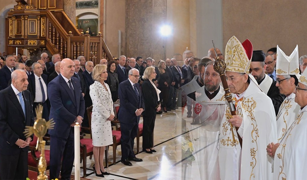 البطريرك الراعي خلال القداس وبدا الرؤساء الثلاثة في مقدمة الحضور
