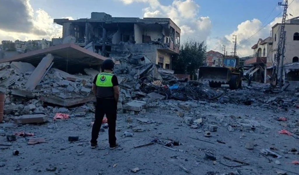 مسعف يقف متأملاً همجية الاحتلال بتدمير المنازل في بليدا الحدودية