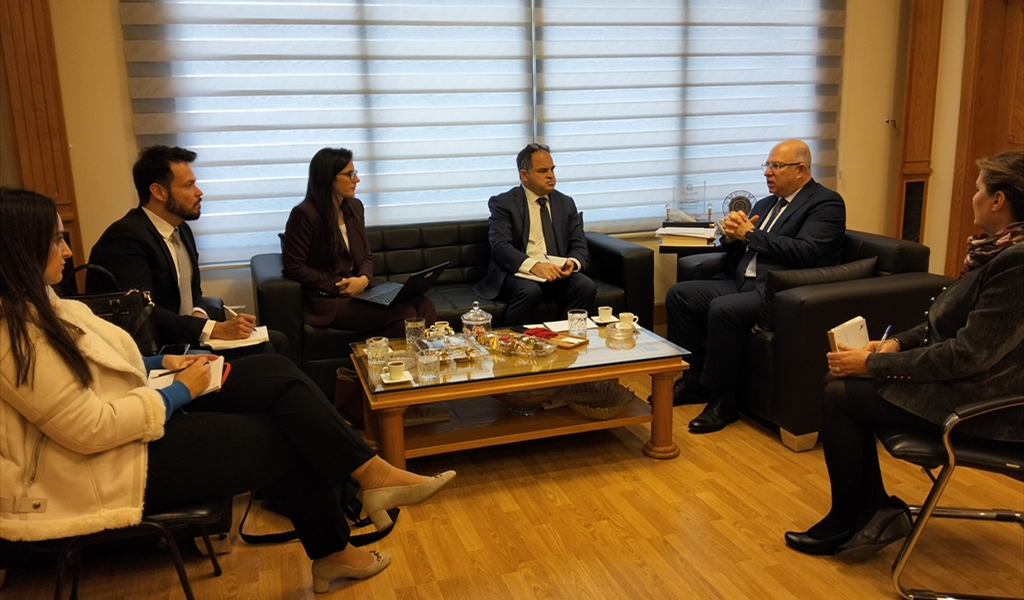 حيدر مستقبلاً وفد البنك الدولي