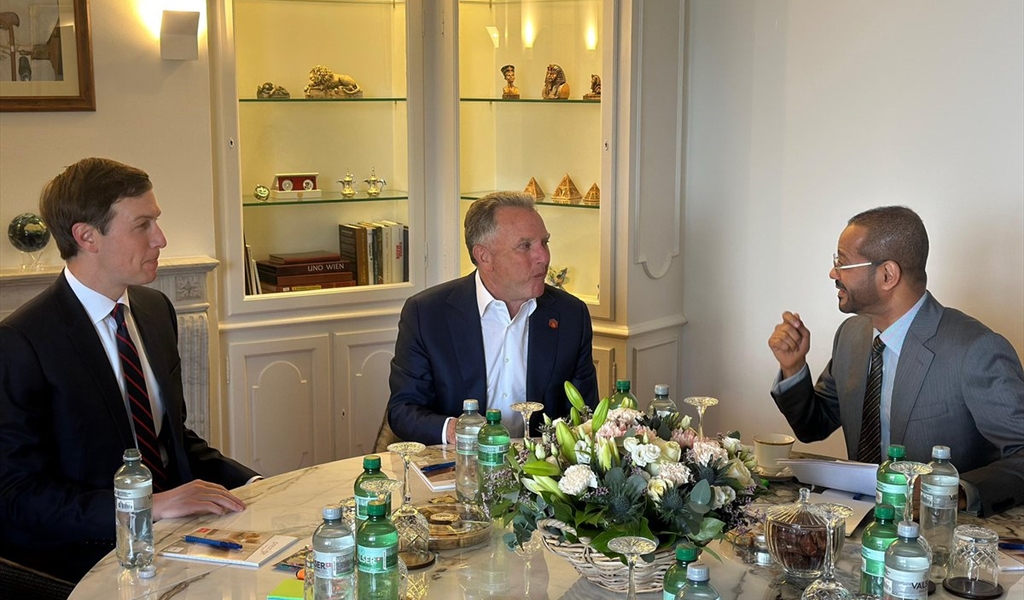 بدر البوسعيدي خلال لقائه ويتكوف وكوشنير في جنيف