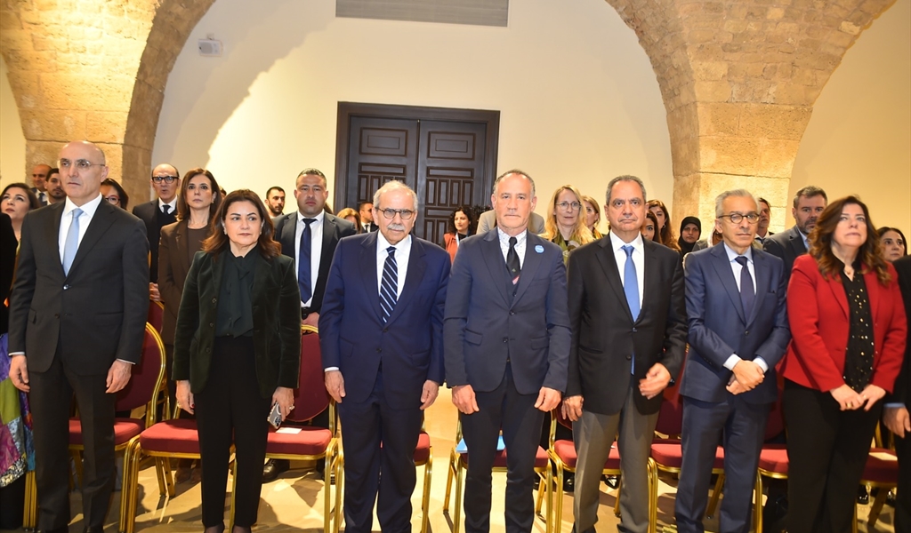 الرئيس سلام متوسطاً ممثل اليونيسف والوزراء المشاركين خلال التوقيع