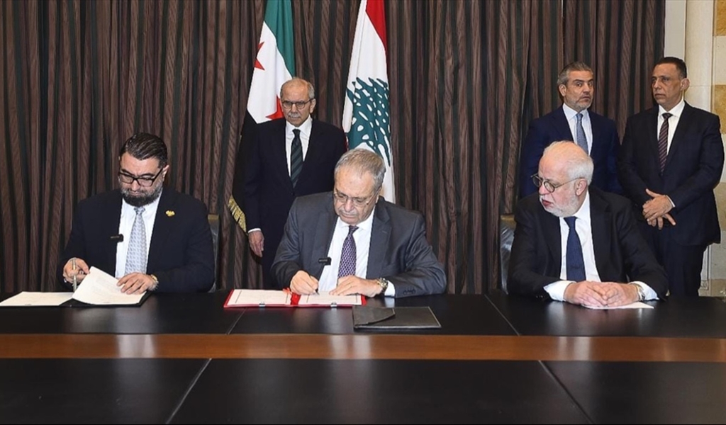 الوزير متري متوسطاً الوزير نصار ووزير العدل السوري مظهر اللويس، خلال توقيع اتفاقية نقل المحكومين بمتابعة من الرئيس سلام (محمود يوسف)