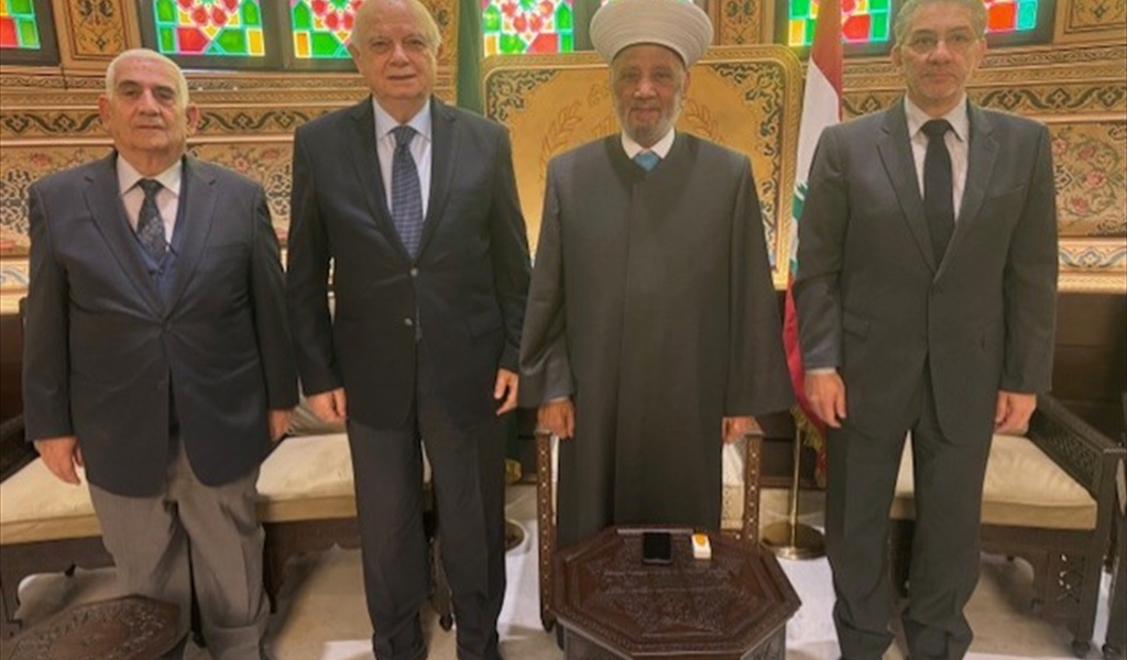 المفتي دريان متوسطاً رئيس تحرير اللواء صلاح سلام والدكتور منيمنة والدكتور سعد