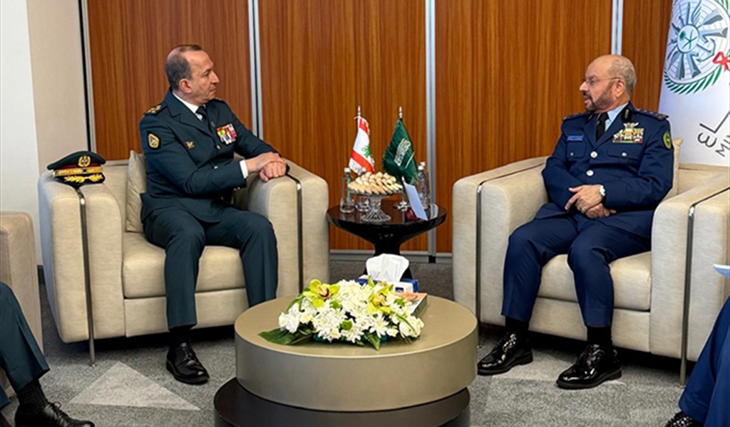 الفريق الأول الركن فياض بن حامد الرويلي مجتمعاً مع العماد هيكل