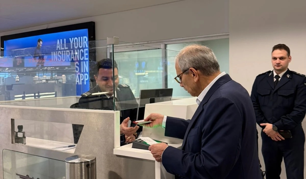 الرئيس سلام يبرز جواز سفره لموظف الأمن العام