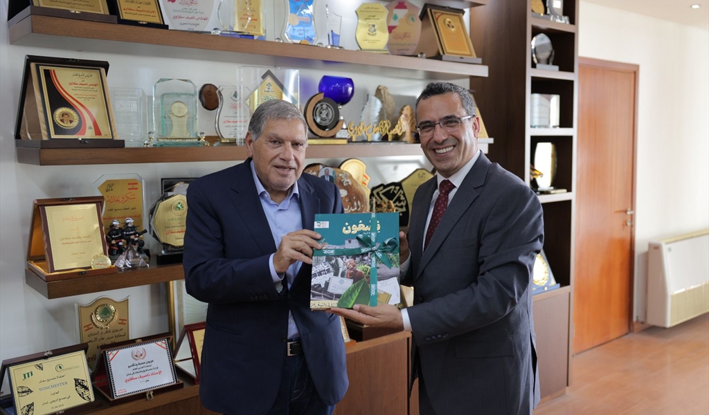 المهندس سقلاوي يقدم للوزير هاني الكتاب التوثيقي عن الريجي «تِسعون»