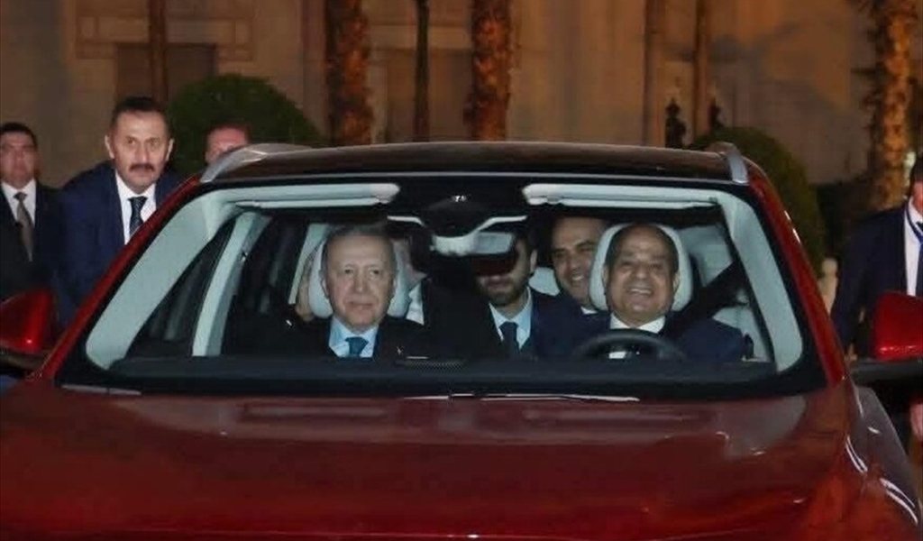 السيسي يقود السيارة وإلى جانبه أردوغان
