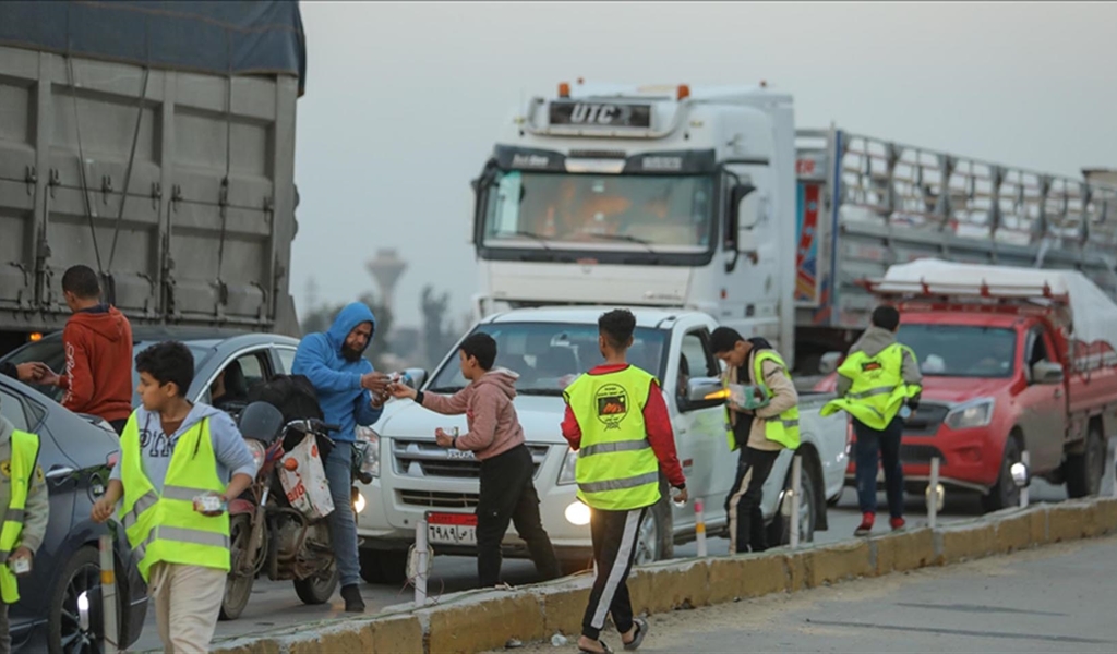 مبادرات إفطار الصائمين تزدهر على الطرق بمصر