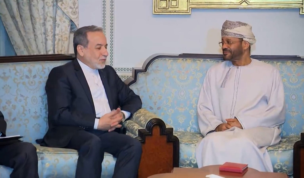 وزير الخارجية العماني مع عراقجي في مسقط