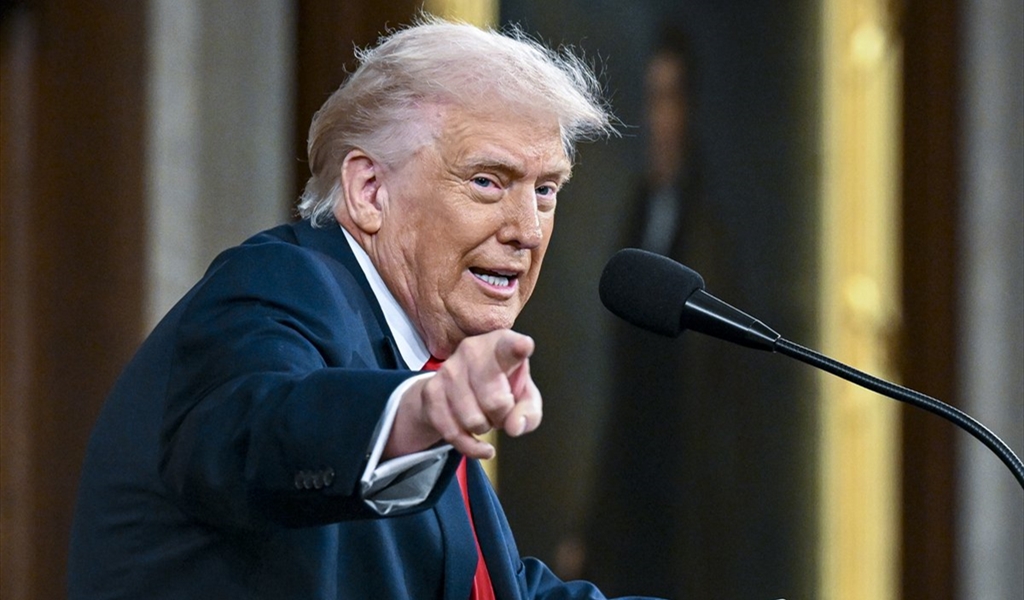 ترامب يتحدث إلى الصحفيين قبيل مغادرة البيت الأبيض