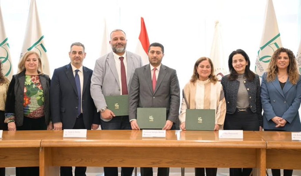 السيدة مي مخزومي والدكتور نعمة والباشا والصفح ومشاركون بعد توقيع مذكرة التفاهم