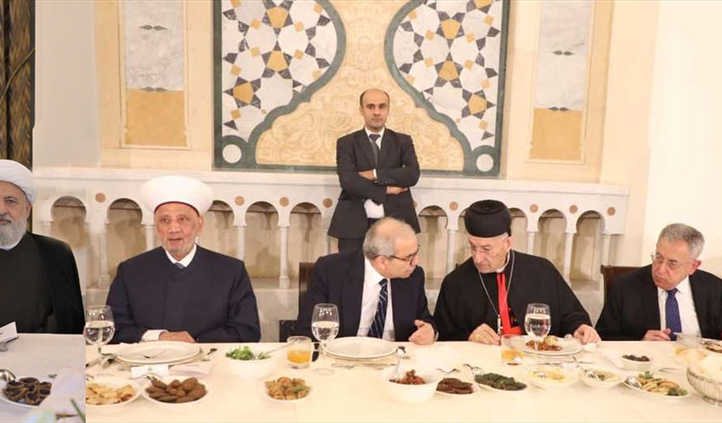 الرئيس سلام بين البطريرك الراعي والمفتي دريان، وبدا من اليمين: الشيخ أبو المنى والرئيس السنيورة وإلى اليسار الشيخ الخطيب