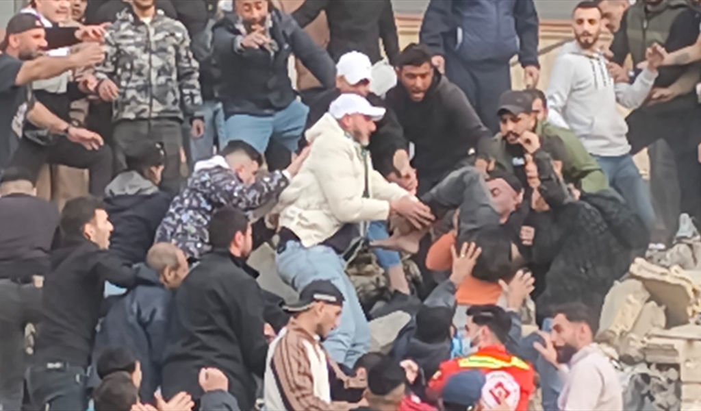 لحظة إنقاذ طفل على قيد الحياة من تحت أنقاض المبنى المنهار