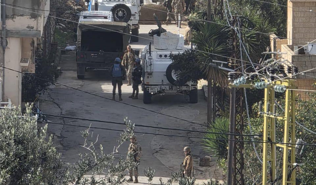 دورية مشتركة من الجيش اللبناني و"اليونيفيل" تقوم بحفر وتفتيش محيط أحد المنازل في العريض الغربي في بلدة الخيام