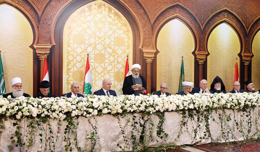 الشيخ الخطيب يلقي كلمته في الإفطار غروب أمس متوسطاً الرؤساء: عون وبري وسلام، ومن اليمين: الرئيس سلام، والبطريرك ميناسيان، الرئيس ميقاتي،المفتي دريان، البطريرك الراعي والشيخ أبو المنى
