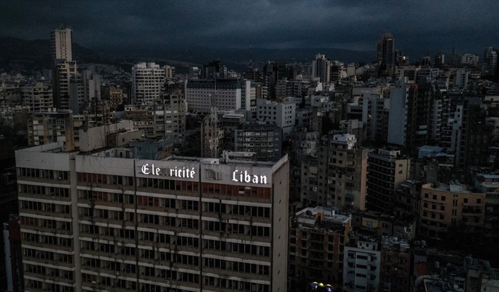 في واقع أنهكته التجارب الفاشلة... هل يكون الدعم القطري آخر «حقنة بنج» في جسد الكهرباء الميت؟