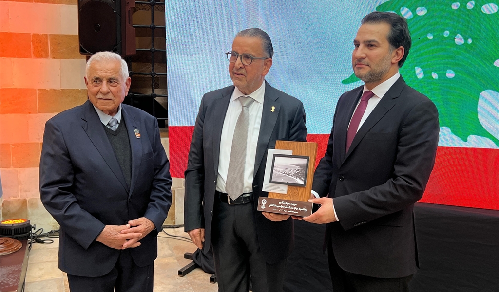 الدكتور الصمد يتسلَّم الدرع