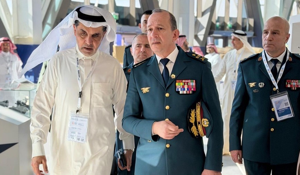 العماد هيكل خلال جولته في معرض الدفاع العالمي