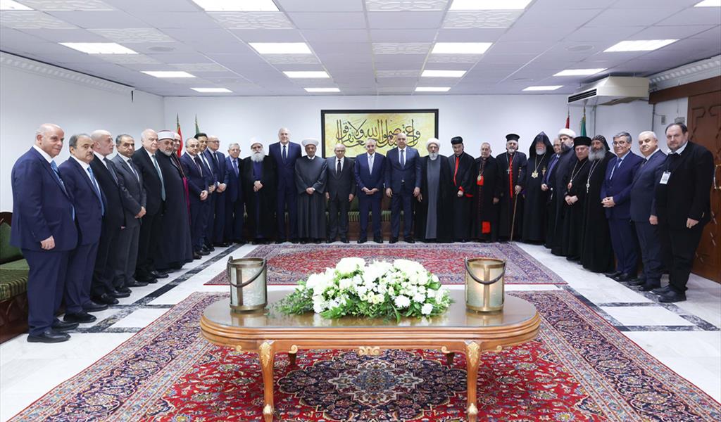 الرؤساء الثلاثة والشيخ الخطيب يتوسطون المشاركين في الإفطار