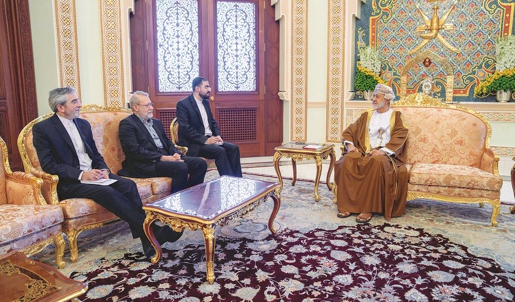 السلطان هيثم بن طارق مستقبلاً لاريجاني والوفد المرافق أمس في مسقط