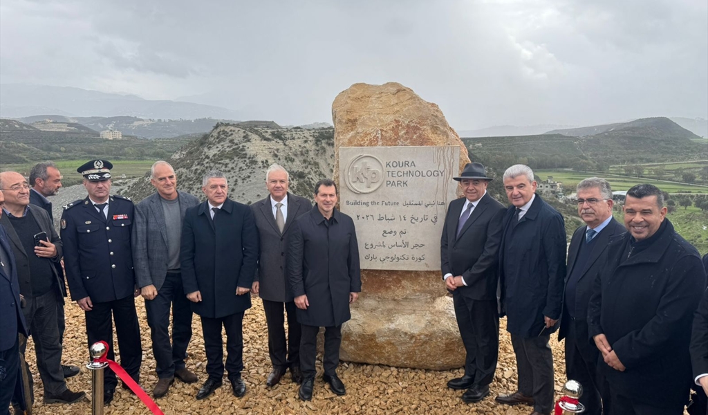 الوزير شحادة خلال إزاحة الستار عن حجر الأساس