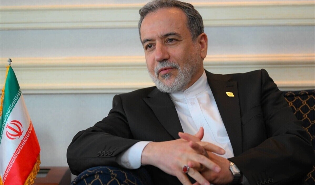 عراقجي يتحدث عن "المصافحة".. والمحادثات مع واشنطن