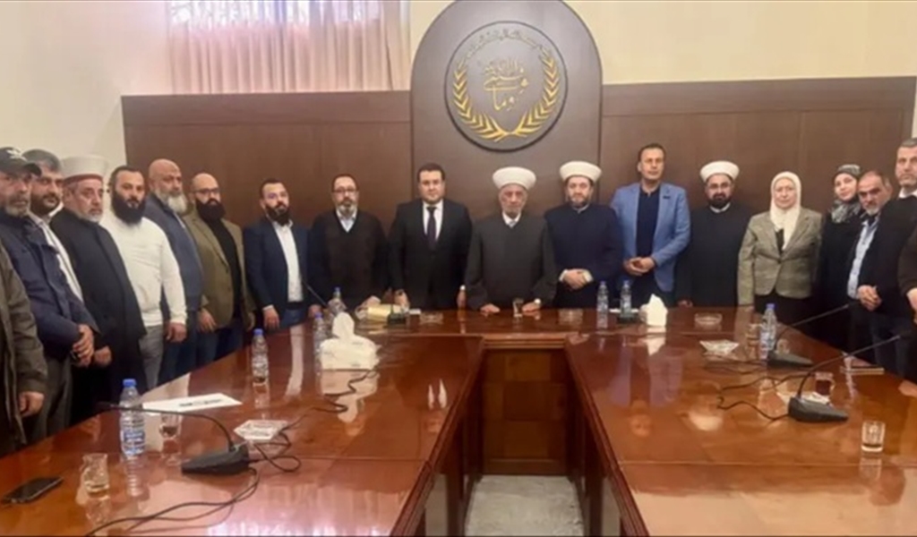 المفتي دريان متوسطاً أعضاء الهيئة ( محمود يوسف)