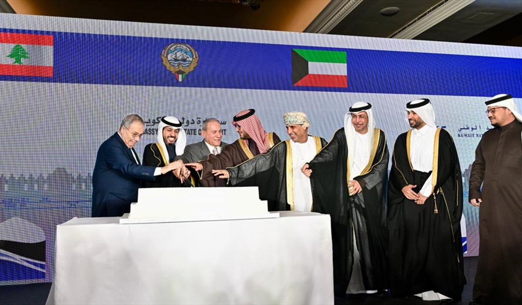 ممثلو الرؤساء الثلاثة ورئيس بعثة الكويت والسفير السعودي ودبلوماسيون خليجيون يقطعون قالب الكاتو بالمناسبة (طلال سلمان)