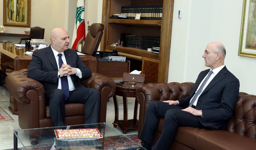 الرئيس عون مجتمعاً مع وزير الداخلية
