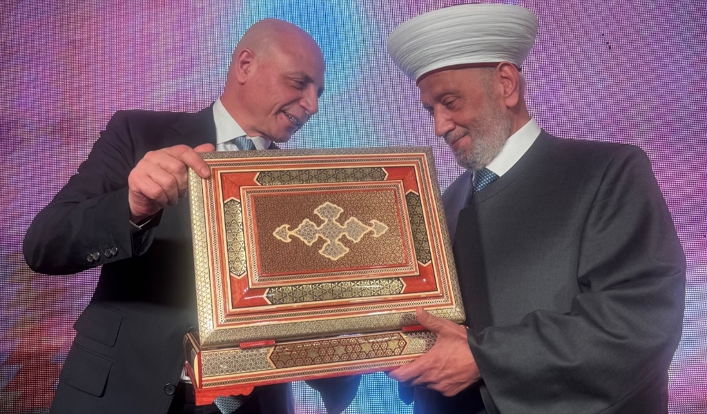 هاشمية يقدم للمفتي دريان نسخة نادرة من القرآن الكريم